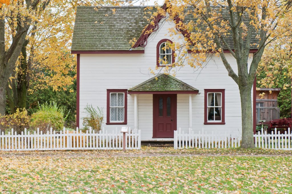 wit rood houten huis
